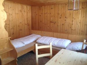 巴爾德赫旺的住宿－Ferienhof Wäldle - Wäldle 1 und Wäldle 2 mit Motorradvermietung，一间设有两张床和一张桌子的桑拿浴室