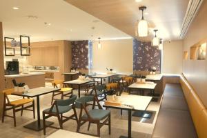 Hanting Premium Hotel Yanji West Market tesisinde bir restoran veya yemek mekanı