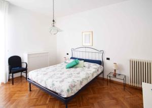 - une chambre avec un lit et une chaise dans l'établissement Ampio appartamento 8 POSTI LETTO, à Rapallo