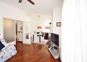 - un salon avec un canapé et une télévision dans l'établissement Ampio appartamento 8 POSTI LETTO, à Rapallo