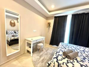 Schlafzimmer mit einem Bett, einem Schminktisch und einem Spiegel in der Unterkunft Kololi Sands Apartments in Sere Kunda