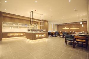 Um restaurante ou outro lugar para comer em Hanting Premium Hotel Changchun Xintiandi Shopping Park