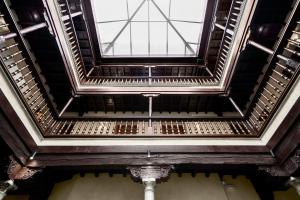 an elevator in a building with a large window at Hotel Mercader de Sedas in Granada