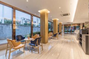 Ein Restaurant oder anderes Speiselokal in der Unterkunft Hanting Premium Hotel Xiamen SM Plaza Songbo 