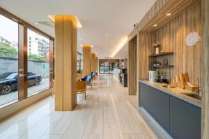 Ett kök eller pentry på Hanting Premium Hotel Xiamen SM Plaza Songbo