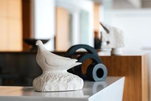 una estatua de un pájaro sentado en la parte superior de un mostrador en Hotel Vrilo - Adults Only en Postire