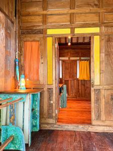 una puerta abierta a una habitación en una cabaña en Blue Earth Village en Amed