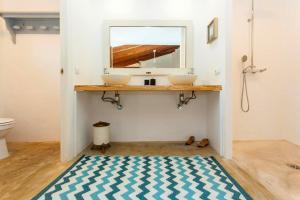 a bathroom with a sink and a mirror at Casa Mona Turismo de Interior in Llubí