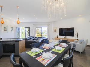 a dining room and living room with a table and chairs at Cubo's Casa Rural El Oasis De Don Pedro in Villafranco de Guadalhorce