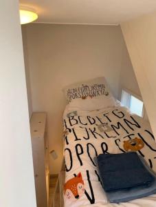 um pequeno quarto com uma cama no sótão em Hello Noordwijk - Familiehuis Quarles van Uffordstraat 77 em Noordwijk