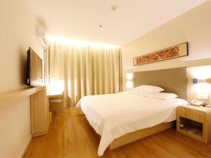 Hanting Hotel Hunchun Commercial Street tesisinde bir odada yatak veya yataklar