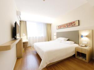Säng eller sängar i ett rum på Hanting Hotel Hunchun Commercial Street