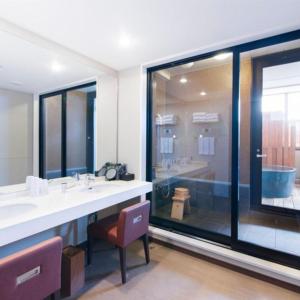 a bathroom with two sinks and a large glass window at Ise Shinsen in Funaechō