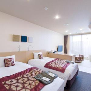 Habitación de hotel con 2 camas y TV en Ise Shinsen, en Funaechō