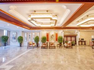 GreenTree Eastern Hotel Linyi Linshu County Aegean Sea tesisinde bir restoran veya yemek mekanı
