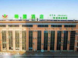 ein Gebäude mit einem Schild darüber in der Unterkunft GreenTree Alliance Hotel Qinghuangdao Wanda Plaza in Qianmafang