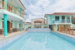 una imagen de una piscina en una villa en Villa Sari Intan Ciater RedPartner en Subang