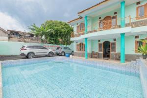 una piscina frente a una casa en Villa Sari Intan Ciater RedPartner en Subang