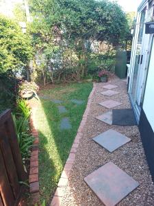 un jardin avec des marches sur le côté d'une maison dans l'établissement Queensburgh B&B or Self Catering, à Durban