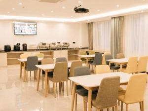 En restaurant eller et andet spisested på GEM Hotel Zibo Economic Development Zone Zibo Vocational Institute