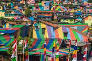 um grupo de casas com telhados coloridos em uma cidade em Front One Boutique Tugu Muda Semarang em Semarang