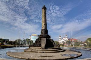a monument in the middle of a fountain at Front One Boutique Tugu Muda Semarang in Semarang