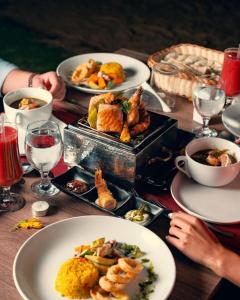 stół z talerzami jedzenia i napojów w obiekcie Grand Ocean Sokhna Hotel w mieście Ajn Suchna