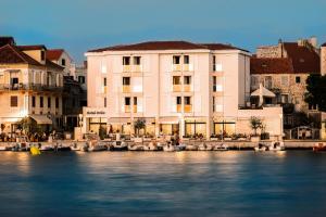 Výhled na řeku, která protéká v blízkosti hotelu