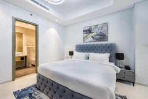 Postel nebo postele na pokoji v ubytování ALiving Luxe 2BR with Burj Khalifa view Infinity Pool Midtown-4704
