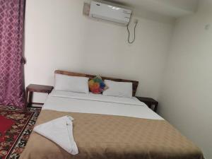 een slaapkamer met een groot bed en een ventilator bij Individual Home 4 BR at Sector 7 HSR Layout in Bangalore