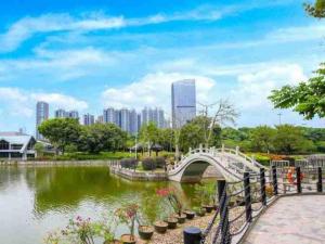 uma ponte sobre um lago num parque em GreenTree Alliance Hotel Shenzhen Nanshan District Nantou Ancient City Majialong em Shenzhen