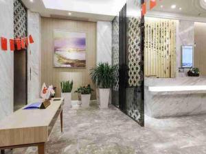 uma casa de banho com banheira e vasos de plantas em GreenTree Alliance Hotel Shenzhen Nanshan District Nantou Ancient City Majialong em Shenzhen