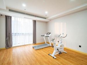 a room with a gym with a treadmill and a exercise bike at GreenTree Inn Jiangsu Huai'an Qiangjiangpu District Shuidukou Avenue in Huai'an