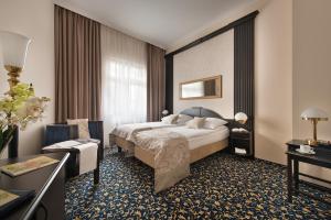 - une chambre d'hôtel avec un grand lit dans l'établissement Hotel Esprit, à Prague