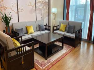 Sala de estar con 2 sofás y mesa de centro en GreenTree Inn Express Datong High-Speed Railway Station Wanda Plaza Fangte en Shaling