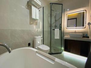 y baño con ducha, aseo y lavamanos. en GreenTree Inn Express Datong High-Speed Railway Station Wanda Plaza Fangte en Shaling