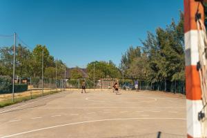 een groep mensen die basketbal spelen op een basketbalveld bij Kampaoh El Rocío in El Rocío
