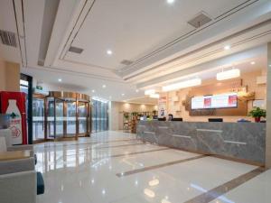 a lobby of a hospital with a reception desk at GreenTree Inn Jiangsu Yancheng High-Tech Pioneer Park in Yancheng