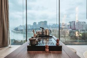 een keuken met een fornuis en uitzicht op de stad bij Xiangsu Boang Hotel in Chongqing