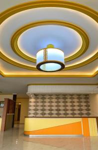 un plafond dans un bâtiment doté d'un gabarit lumineux dans l'établissement HOTEL KANGURU TIMIKA, à Timika