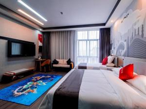 um quarto de hotel com uma cama grande e uma televisão em Thank Inn Guizhou Bijie Qianxi County High-Speed Railway Station em Qianxi