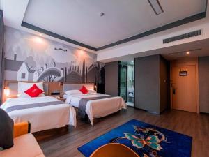 pokój hotelowy z 2 łóżkami i kanapą w obiekcie Thank Inn Guizhou Bijie Qianxi County High-Speed Railway Station w mieście Qianxi