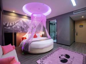 sypialnia z łóżkiem z baldachimem w obiekcie Thank Inn Guizhou Bijie Qianxi County High-Speed Railway Station w mieście Qianxi