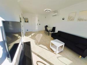 sala de estar con sofá y mesa en Apartamento 1a línea de mar, en Empuriabrava