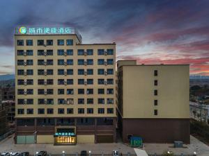 un edificio de hotel con un cartel encima en City Comfort Inn Wuzhou Xijiang Thrid Bridge, en Cangwu