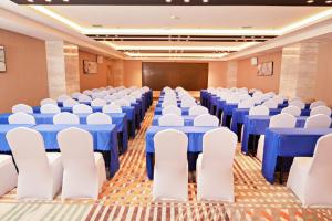 una sala de conferencias con mesas y sillas azules y blancas en City Comfort Inn Changchun 3rd Bethune Hospital of Jilin University Zhongdong, en Changchún