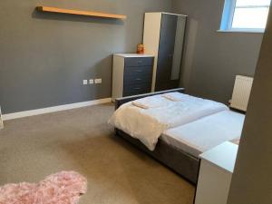 a bedroom with a bed with a dresser and a mirror at Promotion Half Price 2 Bedroom Flat in West Ealing in London