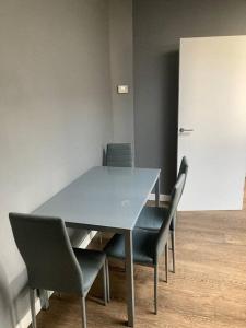 a dining room with a table and chairs at Promotion Half Price 2 Bedroom Flat in West Ealing in London