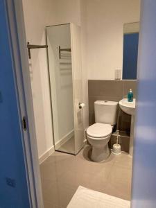 a bathroom with a toilet and a sink at Promotion Half Price 2 Bedroom Flat in West Ealing in London