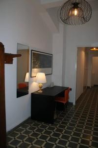 een kamer met een bureau met een lamp en een spiegel bij Amazing Centrally Located Apartment in Heraklion